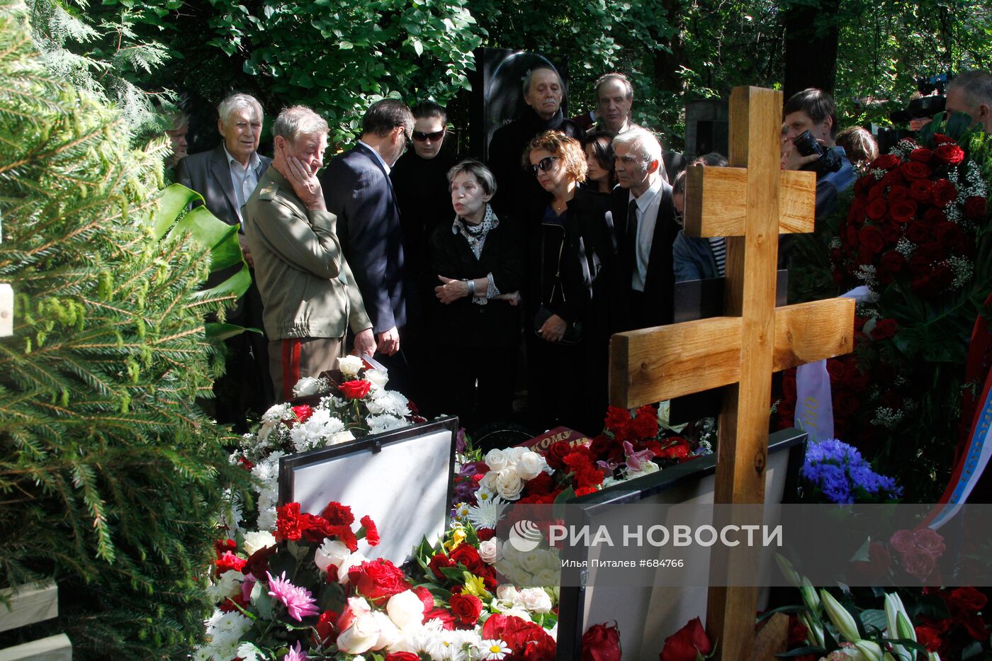 Андрей Вознесенский могила Новодевичьем кладбище