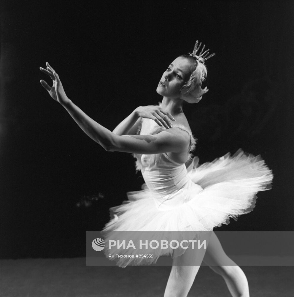 Сцена из балета "Лебединое озеро" | РИА Новости Медиабанк