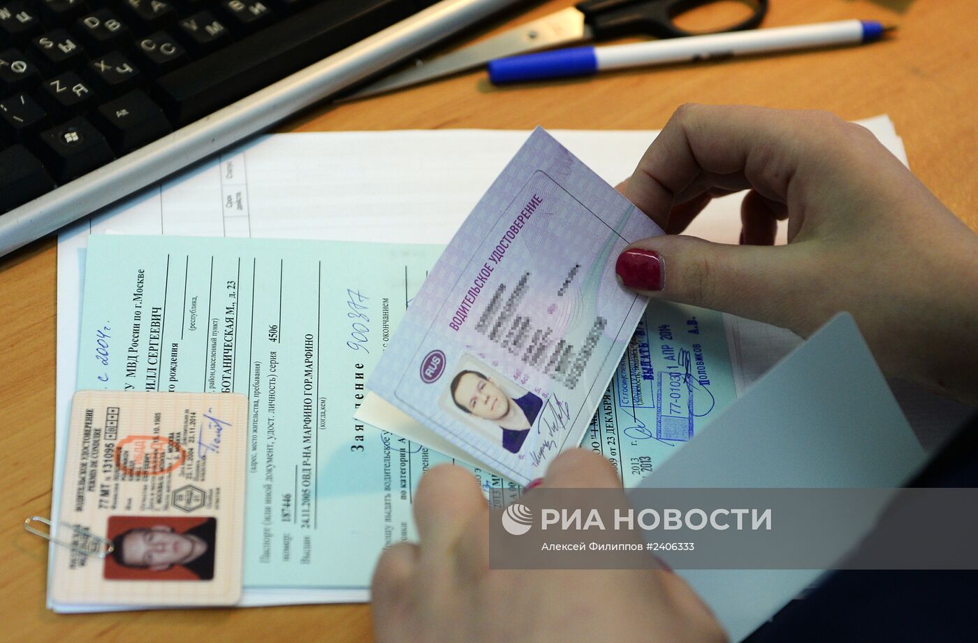 В России начали выдавать водительские удостоверения нового образца