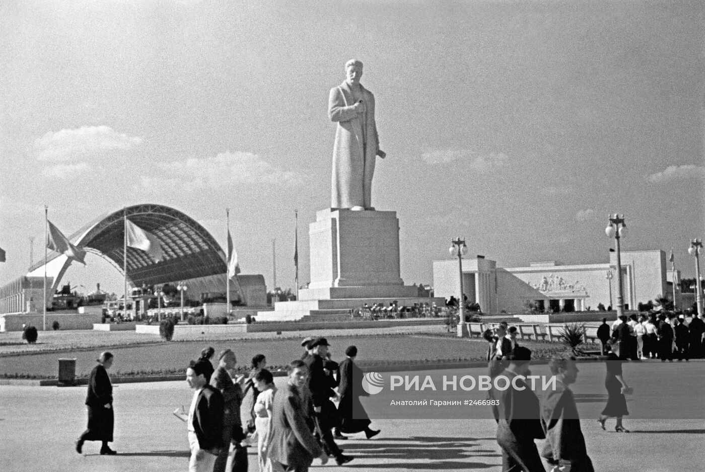Скульптура И.В.Сталина на ВСХВ
