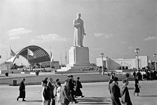 Скульптура И.В.Сталина на ВСХВ