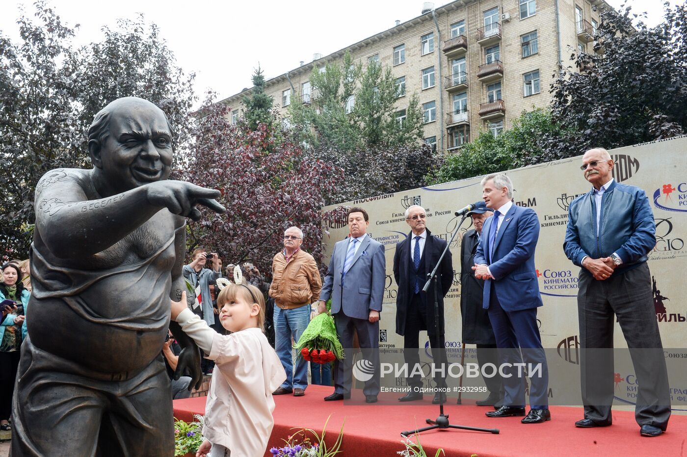 Открытие памятника Евгению Леонову