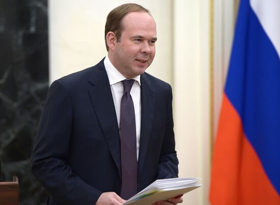 Президент РФ В. Путин провел в Кремле совещание по социально-экономическим вопросам