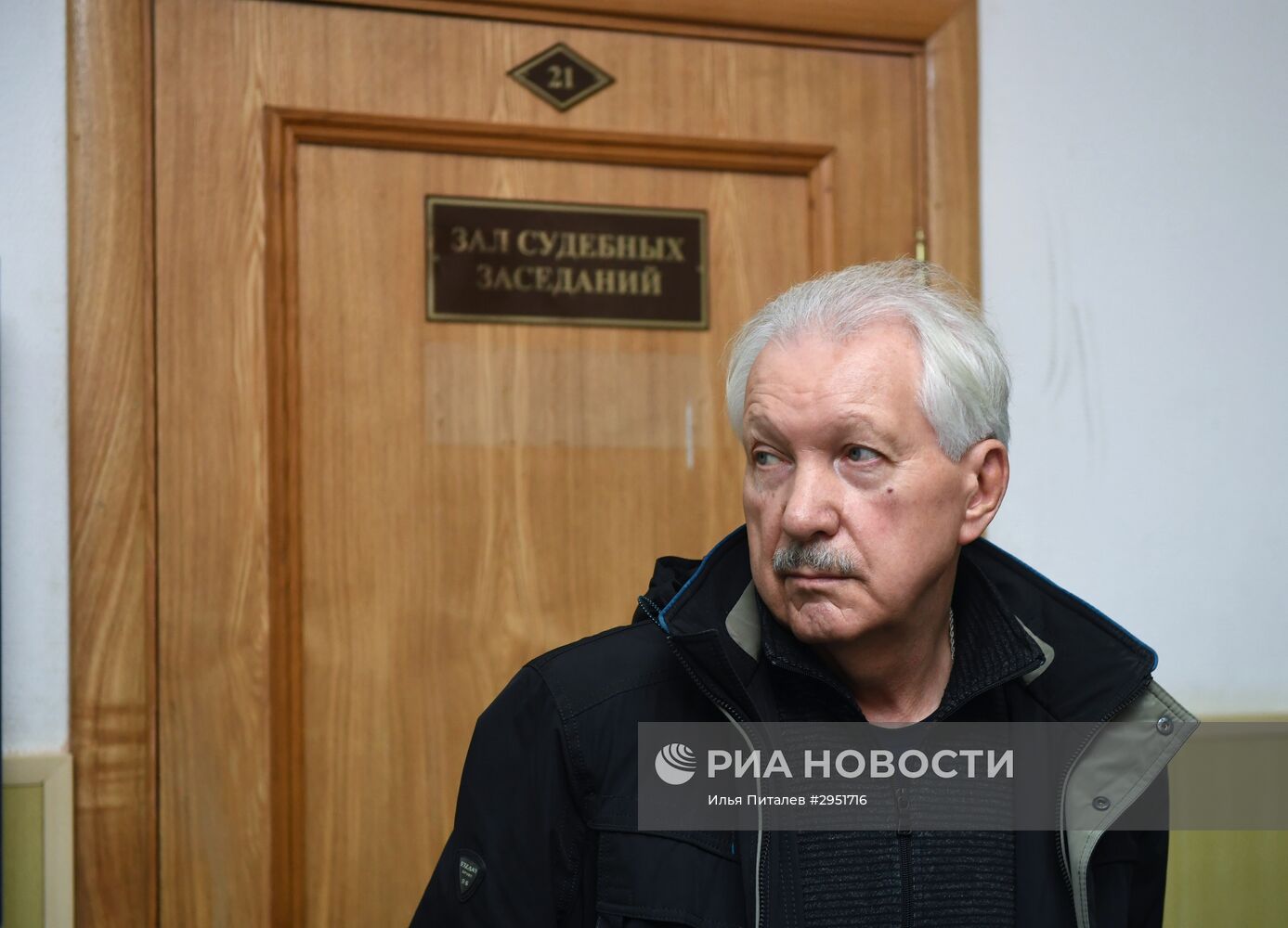 Рассмотрение ходатайства следствия об аресте бывшего главы Коми Владимира Торлопова