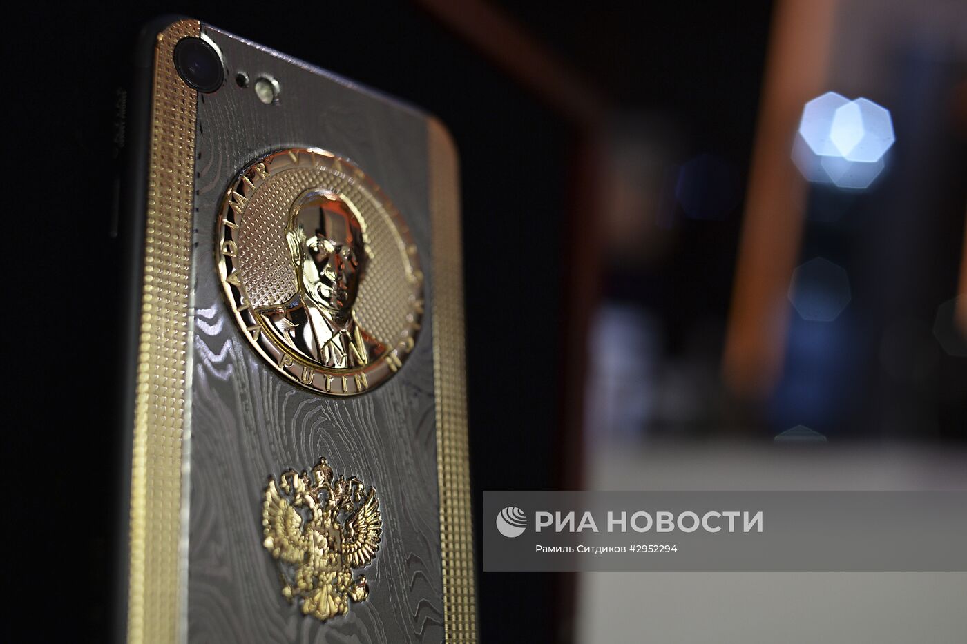 Выпущен смартфон c барельефом В. Путина в честь его дня рождения