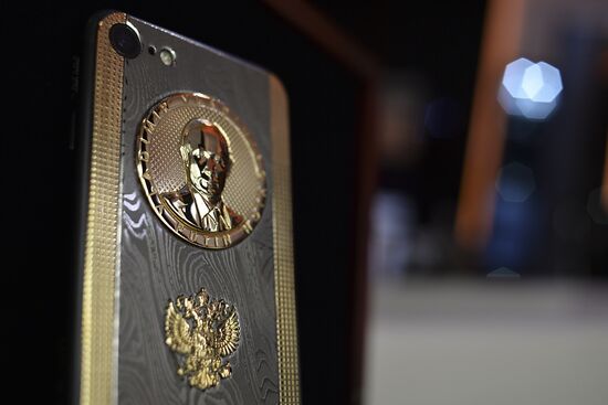Выпущен смартфон c барельефом В. Путина в честь его дня рождения