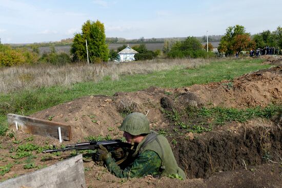Разведение сил в районе села Петровское в Донецкой области