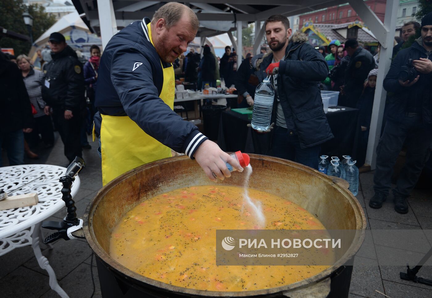 Приготовление 350 литров ухи на фестивале "Золотая осень"