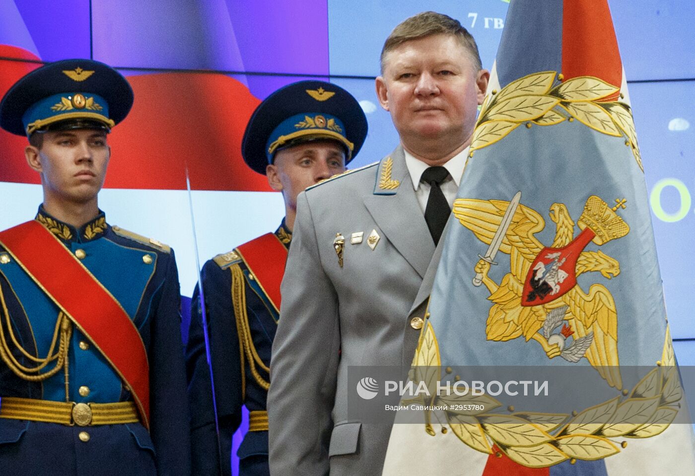 Министр обороны РФ С. Шойгу вручил штандарт новому командующему ВДВ