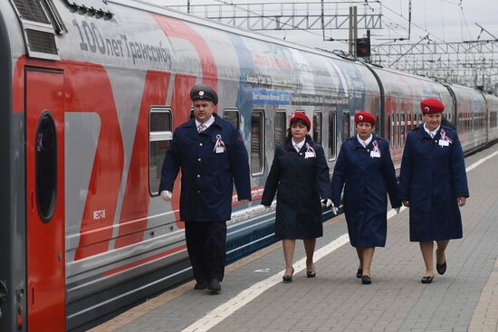 Отправление поезда "Россия" Москва – Владивосток