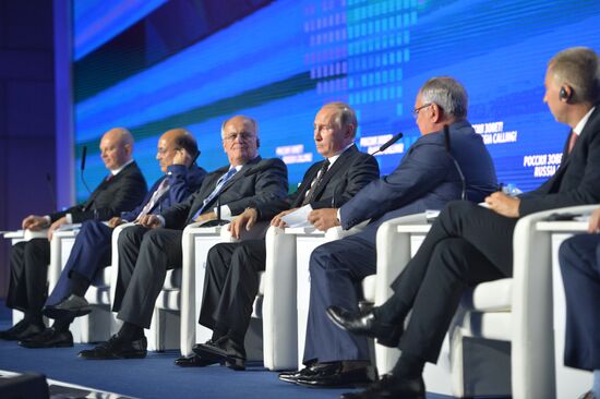 Президент РФ В. Путин принял участие в инвестиционном форуме ВТБ Капитал "Россия зовет!"