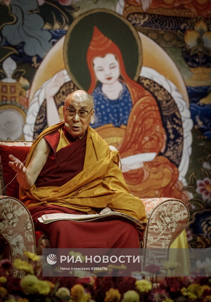 Далай-лама XIV провел лекцию в Риге