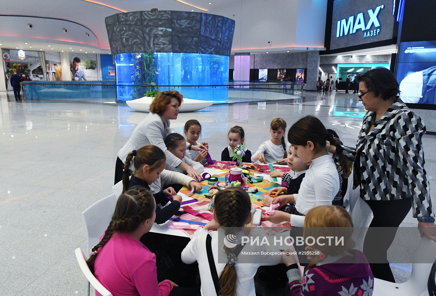 Мэр Москвы С. Собянин посетил многофункциональный ТЦ "Океания"