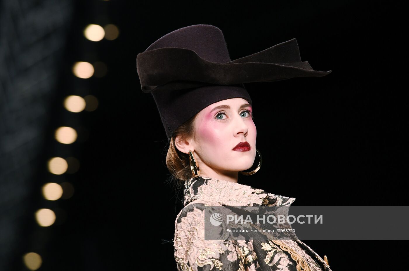 Неделя моды "Mercedes-Benz Fashion Week" в Москве. День первый