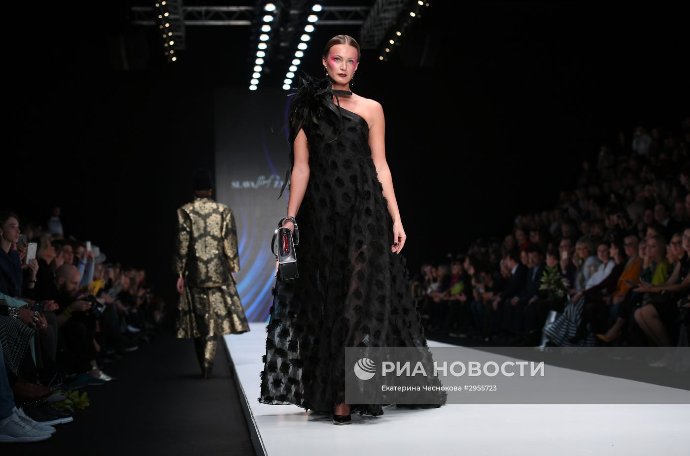 Неделя моды "Mercedes-Benz Fashion Week" в Москве. День первый
