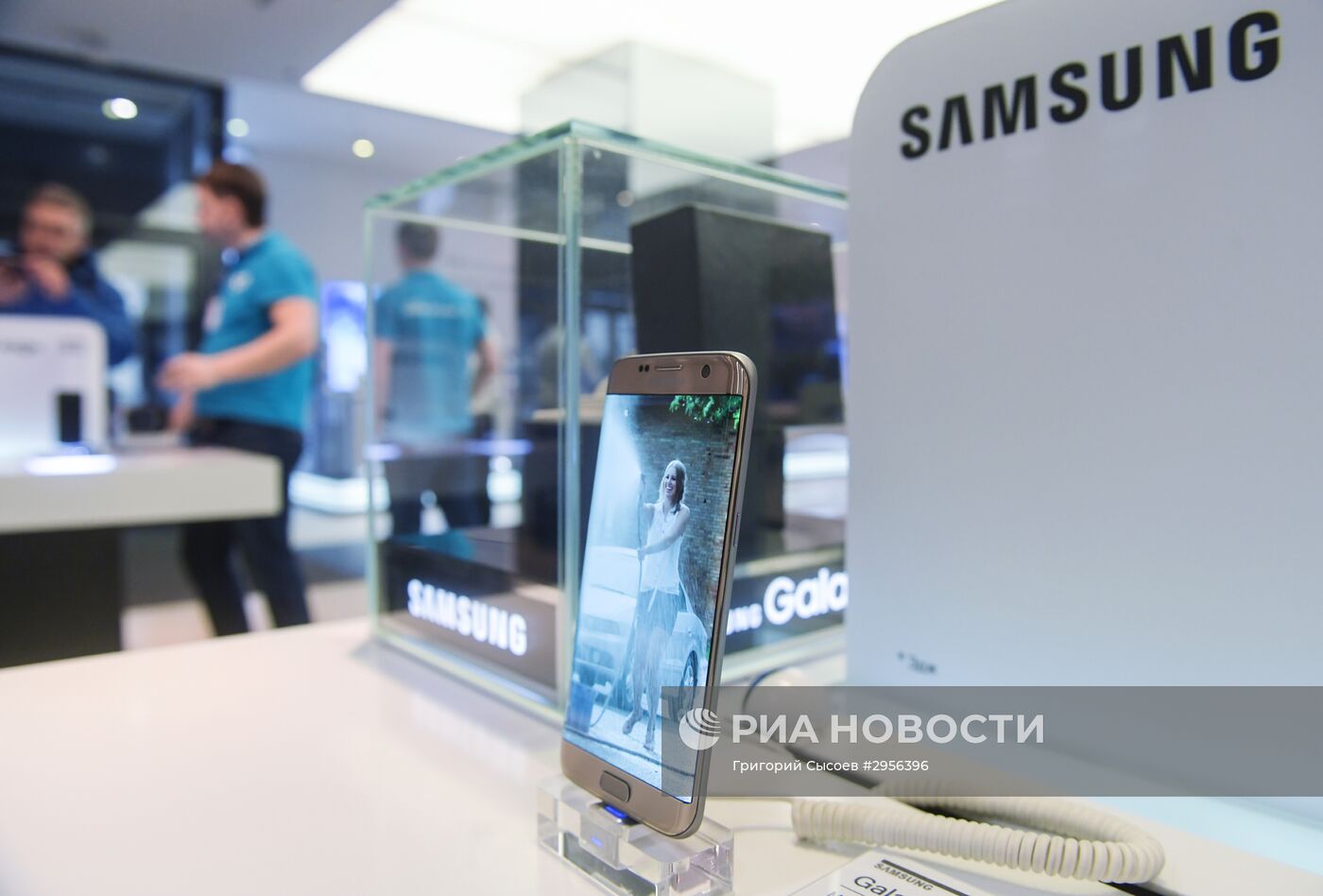 Фирменный магазин Samsung на Тверской улице в Москве