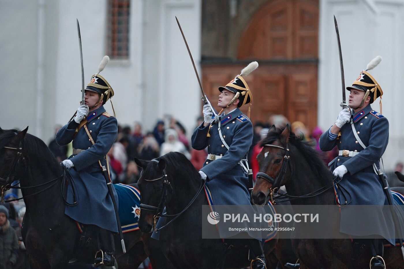 Церемония развода пеших и конных караулов президентского полка на соборной площади