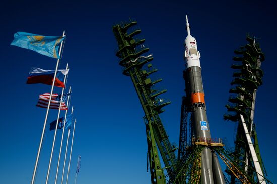 Вывоз и установка ракеты-носителя с пилотируемым кораблем "Союз МС-02" на космодроме Байконур