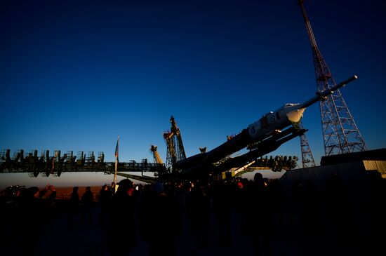 Вывоз и установка ракеты-носителя с пилотируемым кораблем "Союз МС-02" на космодроме Байконур