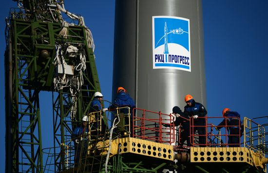 Вывоз и установка ракеты-носителя с пилотируемым кораблем "Союз МС-02" на космодроме Байконур
