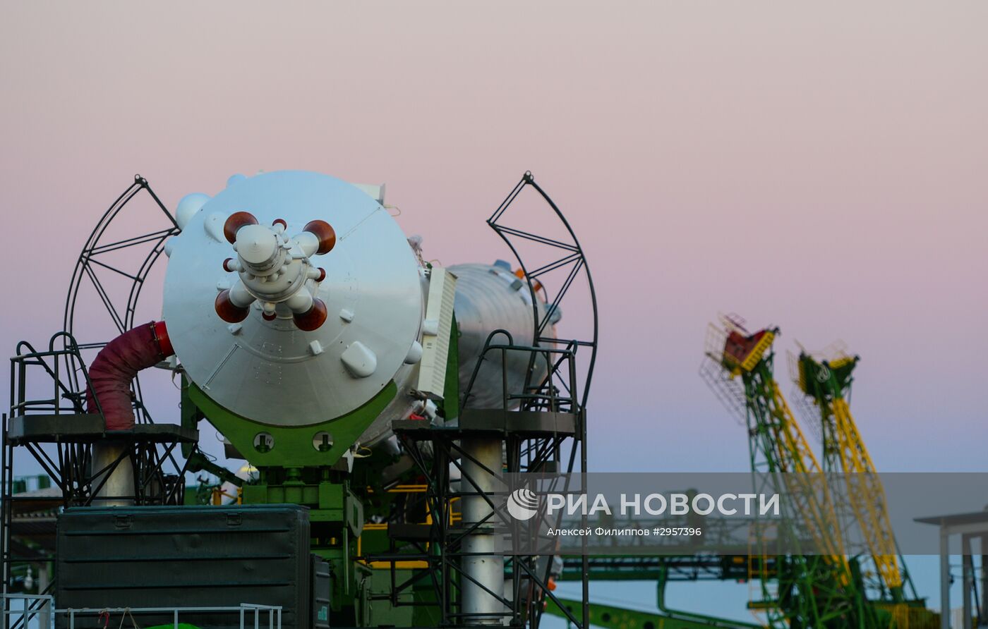 Вывоз и установка ракеты-носителя с пилотируемым кораблем "Союз МС-02" на космодроме Байконур