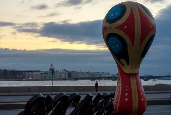 Эмблема ЧМ-2018 по футболу установлена в Санкт-Петербурге