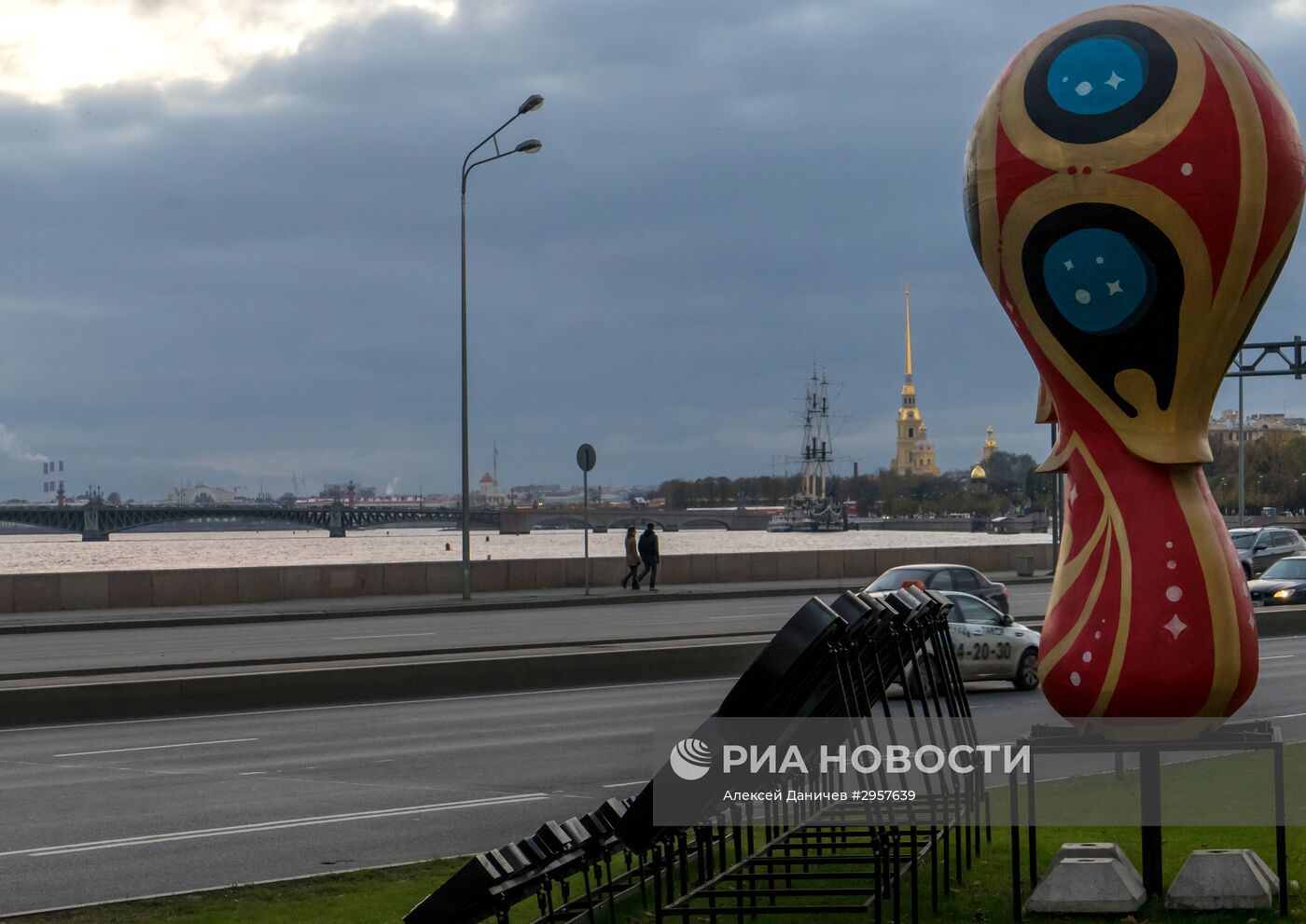 Эмблема ЧМ-2018 по футболу установлена в Санкт-Петербурге