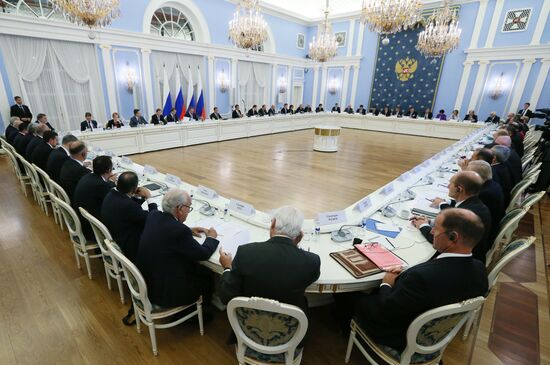 Премьер-министр РФ Д. Медведев провел заседание Консультативного совета по иностранным инвестициям в России