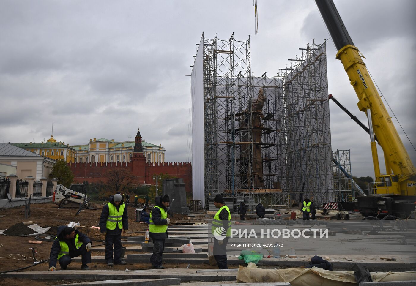 Продолжается монтаж князю Владимиру на Боровицкой площади в Москве