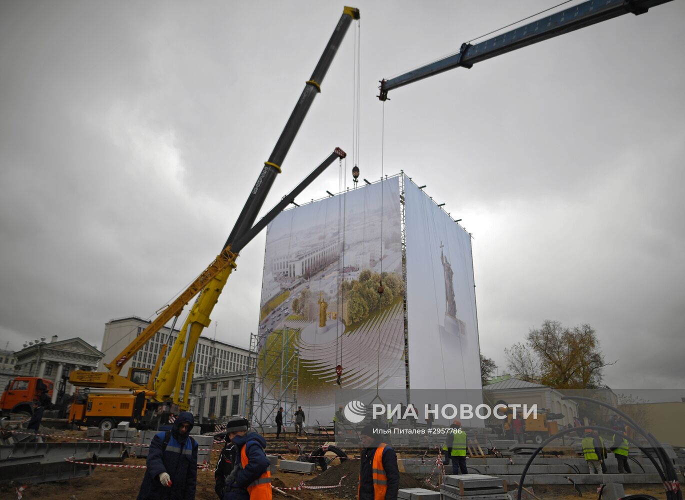 Продолжается монтаж князю Владимиру на Боровицкой площади в Москве