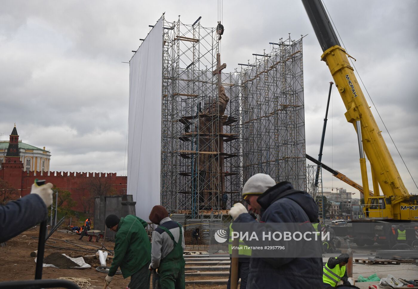 Продолжается монтаж князю Владимиру на Боровицкой площади в Москве