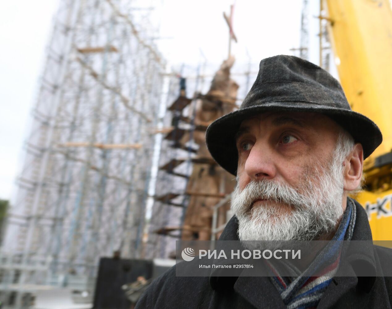 Продолжается монтаж памятника князю Владимиру на Боровицкой площади в Москве