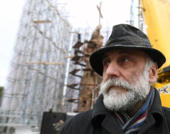 Продолжается монтаж памятника князю Владимиру на Боровицкой площади в Москве