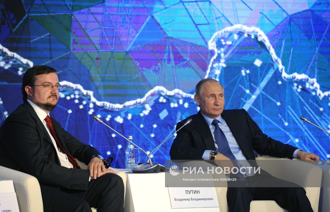 Президент РФ В. Путин принял участие в съезде "Деловая Россия"