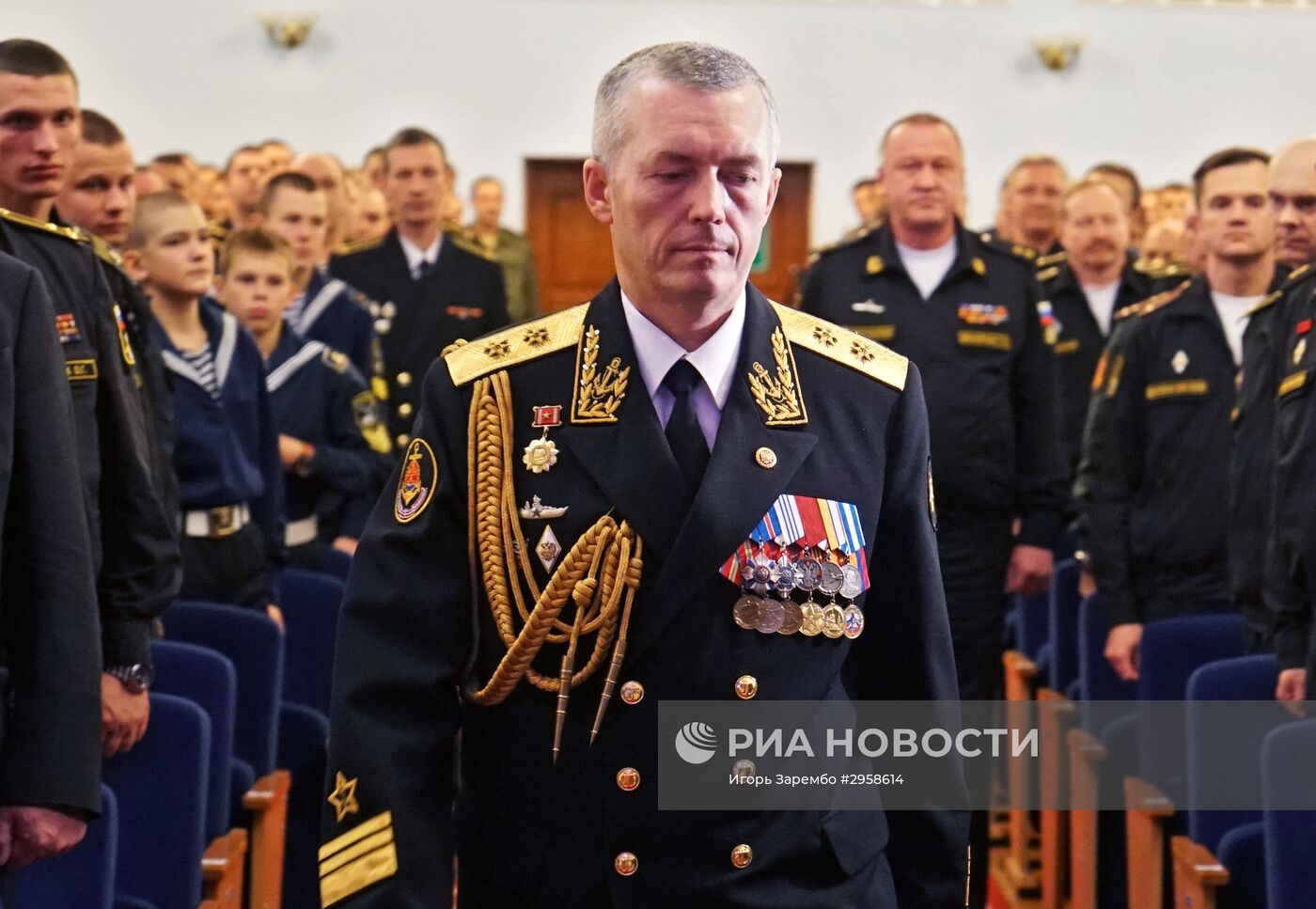 Вручение штандарта новому командующему Балтийским флотом вице-адмиралу Александру Носатову