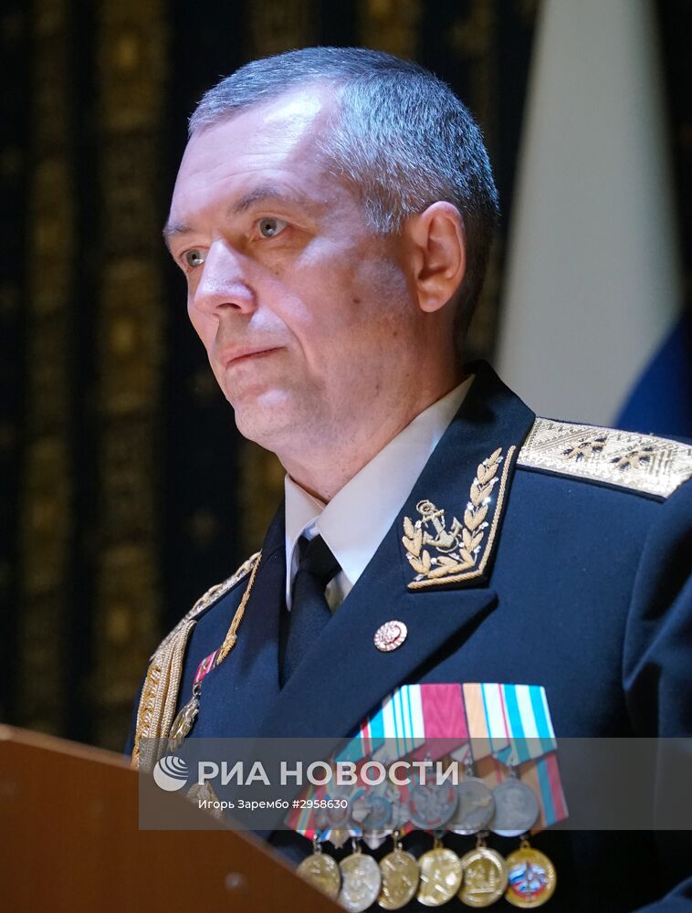 Вручение штандарта новому командующему Балтийским флотом вице-адмиралу Александру Носатову