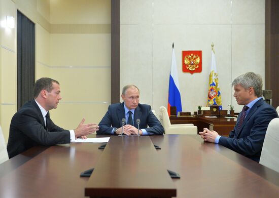 Президент РФ В. Путин встретился с премьер-министром РФ Д. Медведевым и замминистра спорта РФ П. Колобковым