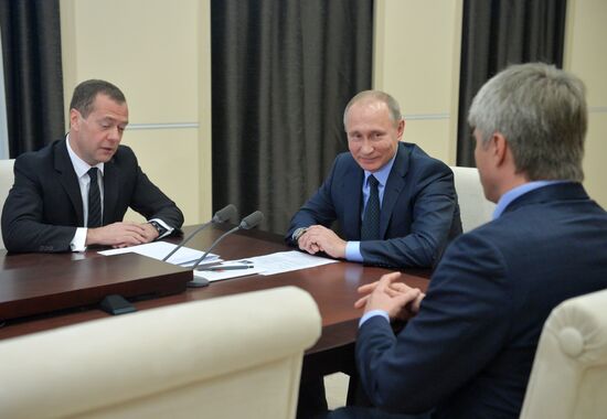 Президент РФ В. Путин встретился с премьер-министром РФ Д. Медведевым и замминистра спорта РФ П. Колобковым