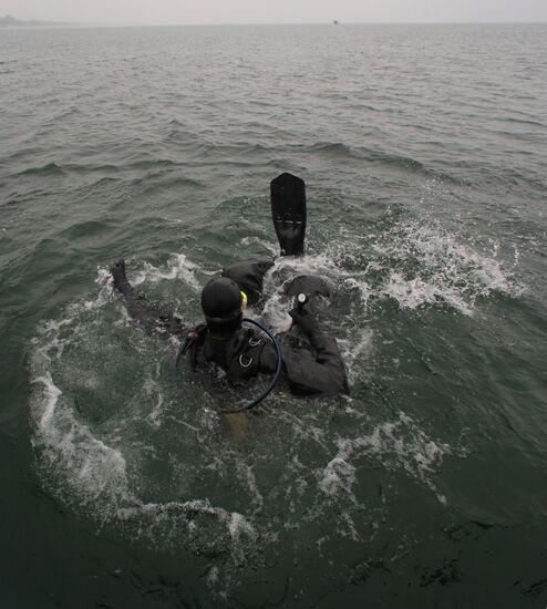 Тренировка пловцов-подводников Балтийской военно-морской базы