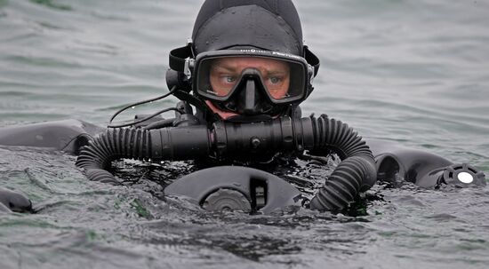 Тренировка пловцов-подводников Балтийской военно-морской базы