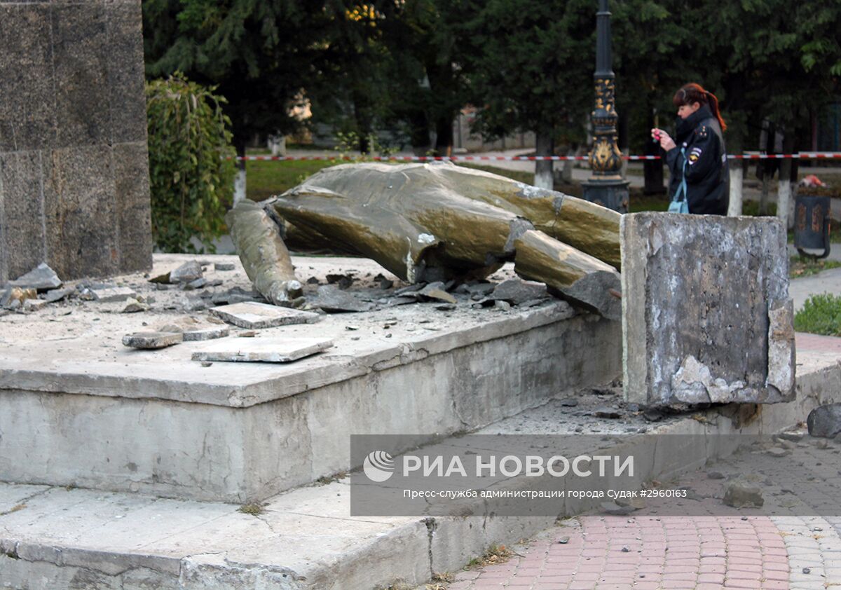 Неизвестные разрушили памятник В. Ленину в Судаке