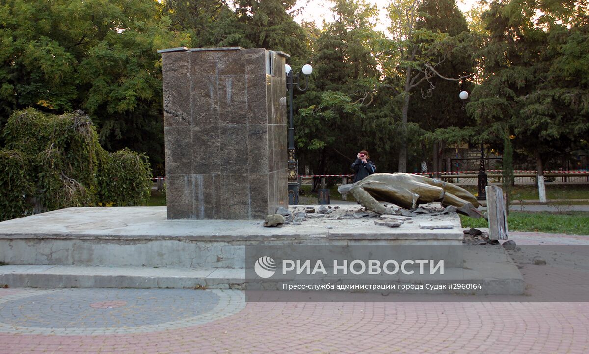 Неизвестные разрушили памятник В. Ленину в Судаке