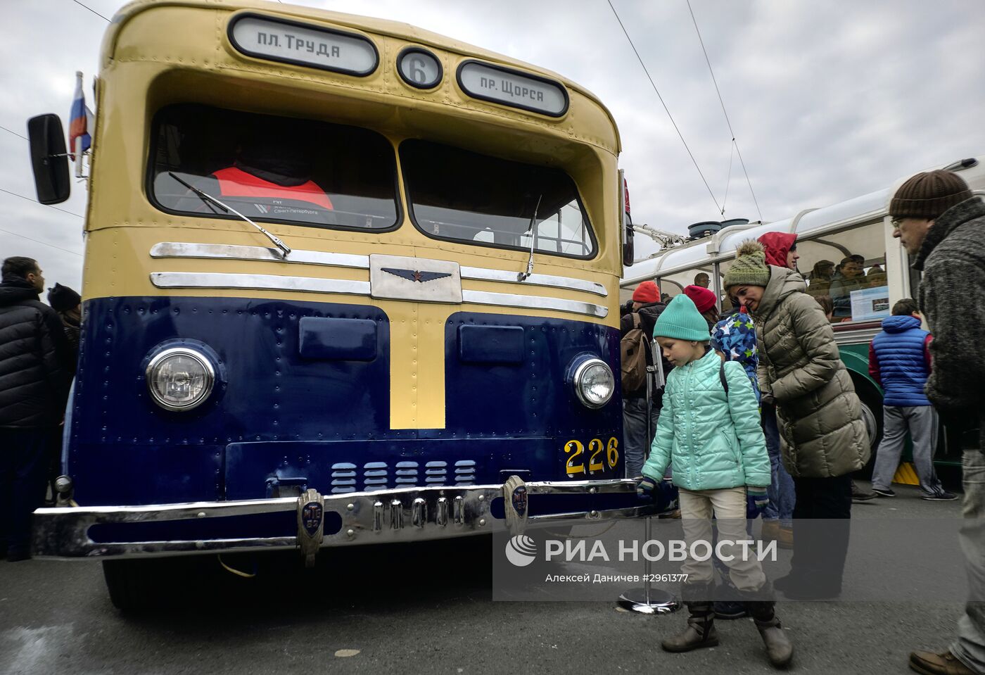 Празднование 80-летия петербургского троллейбуса на Дворцовой площади в Санкт-Петербурге