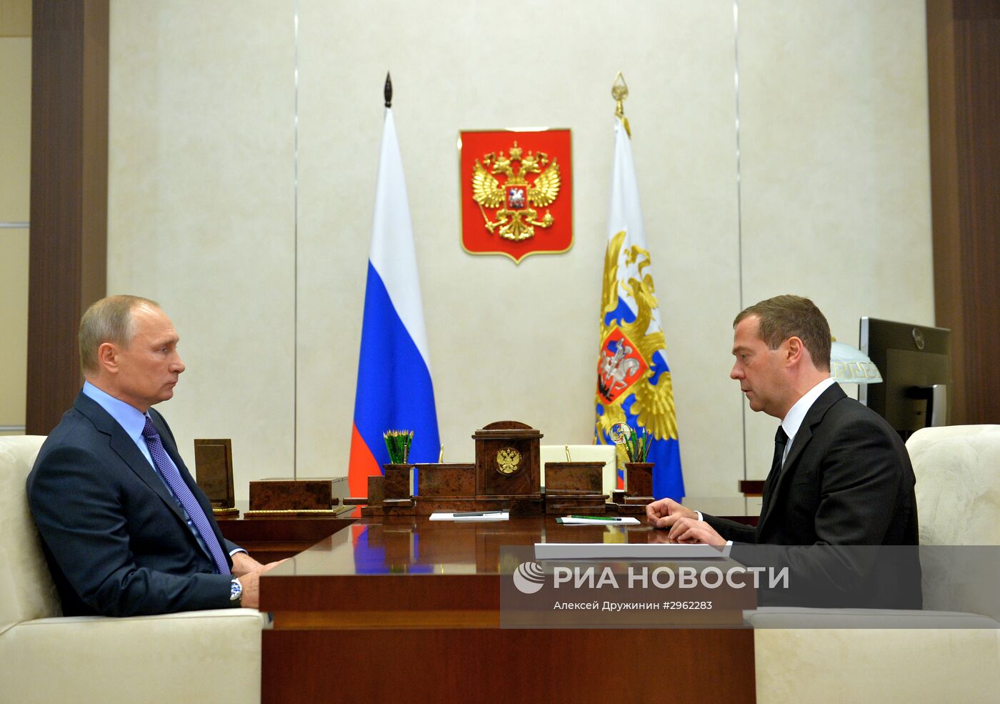 Президент РФ В. Путин провел рабочую встречу с председателем правительства РФ Д. Медведевым