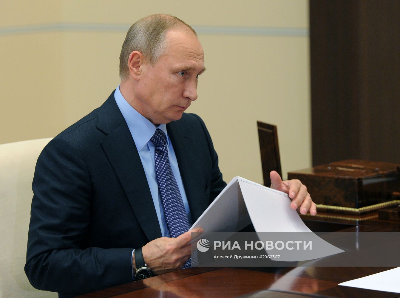 Рабочая встреча президента РФ В. Путина с руководителем Федеральной таможенной службы В. Булавиным