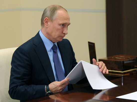 Рабочая встреча президента РФ В. Путина с руководителем Федеральной таможенной службы В. Булавиным
