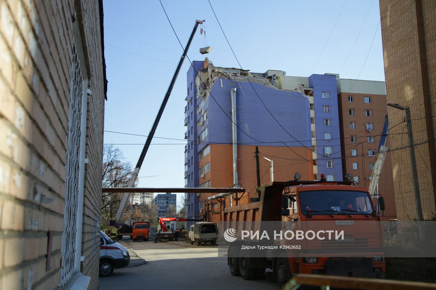 Разбор завалов на месте взрыва бытового газа в жилом доме в Рязани