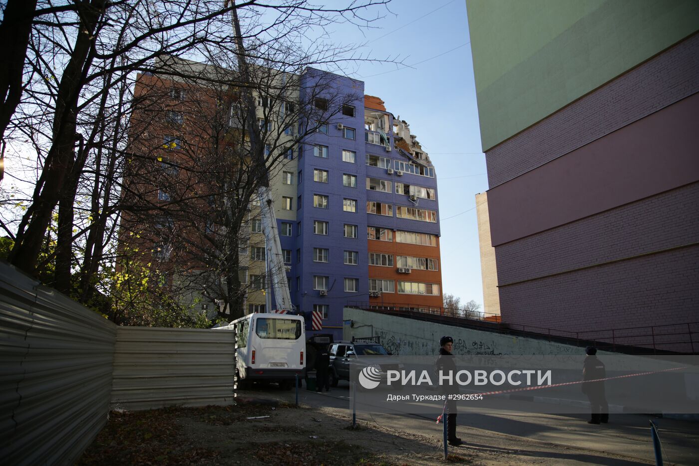 Разбор завалов на месте взрыва бытового газа в жилом доме в Рязани