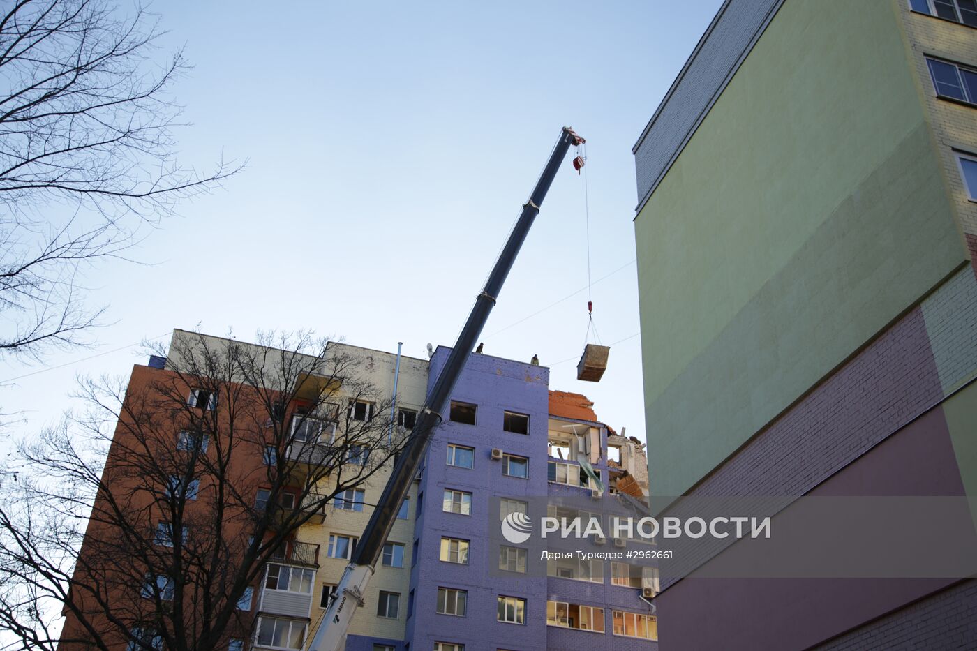 Разбор завалов на месте взрыва бытового газа в жилом доме в Рязани