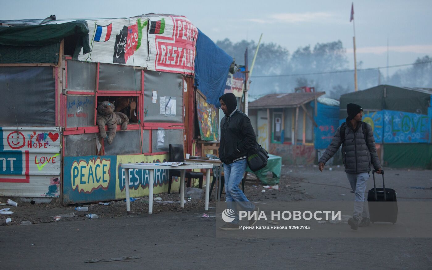 Продолжается расселение стихийного лагеря беженцев в Кале во Франции